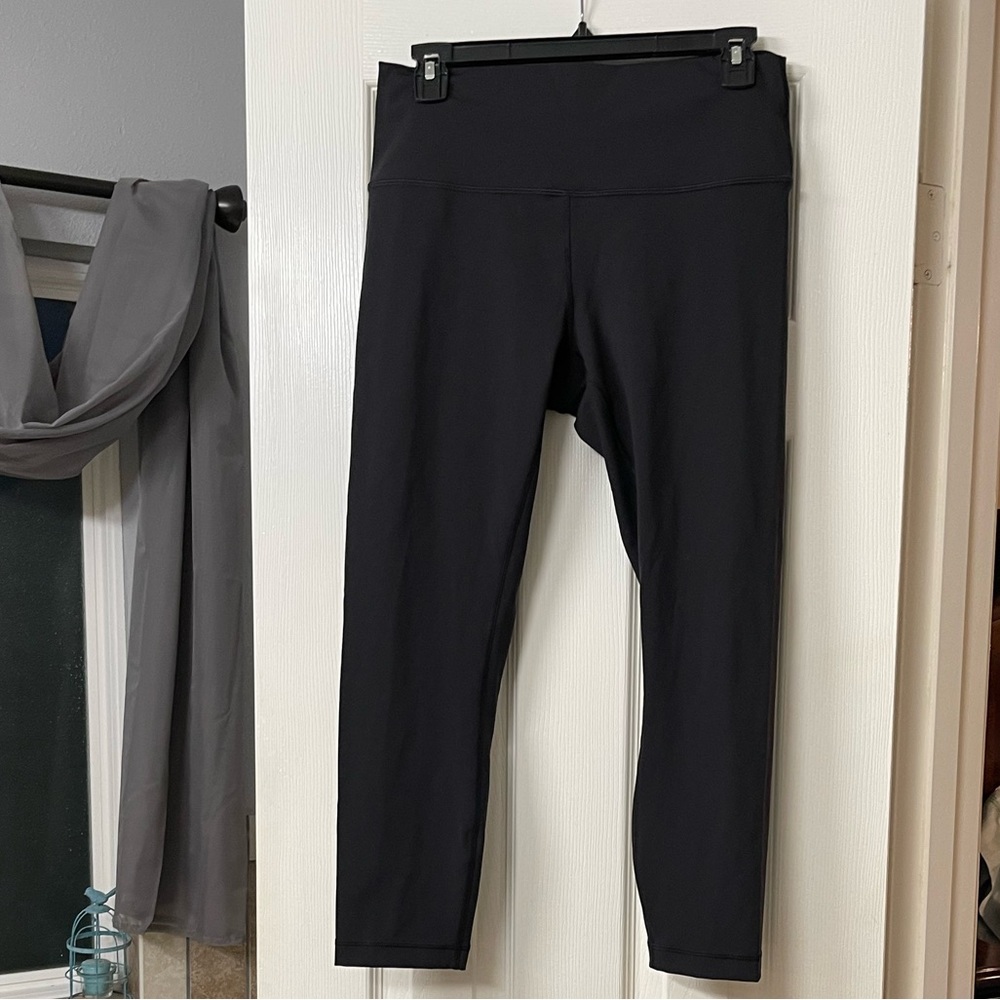 Women’s Lululemon Wunder Under HR 23” Crop Size 10